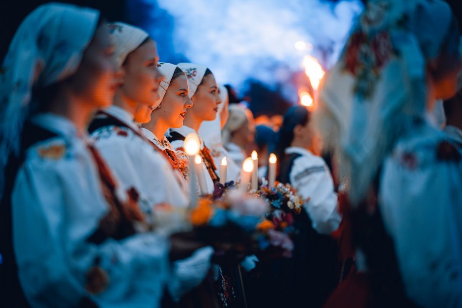 Łódź. Noc Świętojańska w Ogrodzie Botanicznym w Łodzi. Magia światła, natury i folkloru
