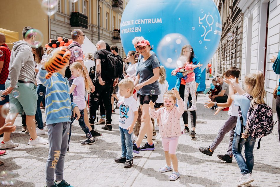 dzieci podczas zabawy