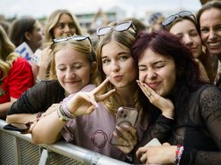Tłumy fanek Louisa Tomlinsona przed wejściem na Łódź Summer Festival 2025