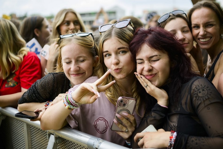 Tłumy fanek Louisa Tomlinsona przed wejściem na Łódź Summer Festival 2025