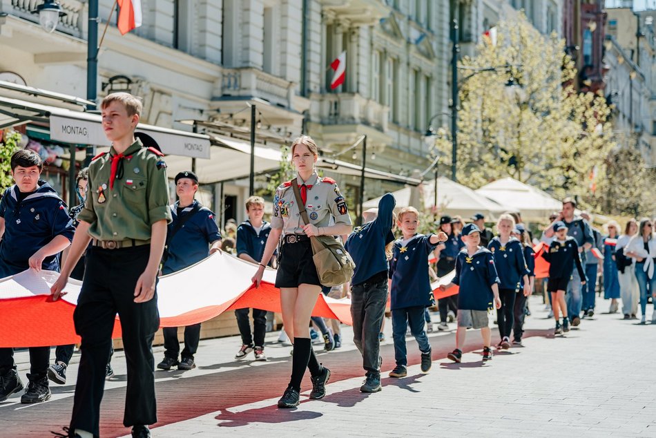 Łódź. Dzień Flagi w Łodzi. Biało-czerwony korowód przeszedł Piotrkowską