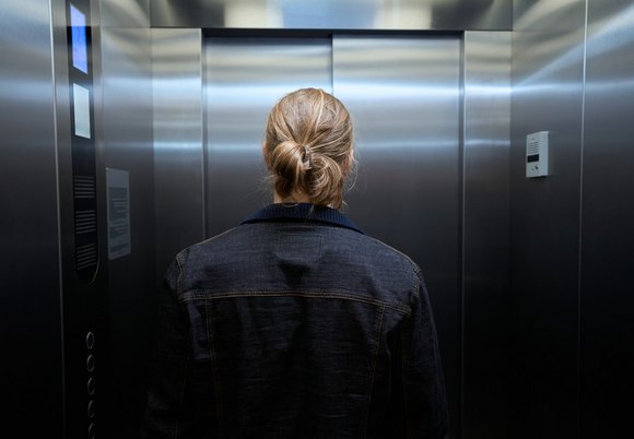 Łódź. kobieta w windzie