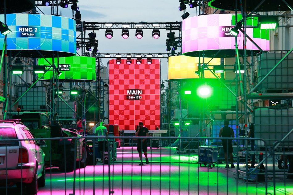 Łódź. Parada Wolności 2025 w Łodzi tuż tuż. Zobacz, jak powstaje scena przy placu Wolności [ZDJĘCIA]