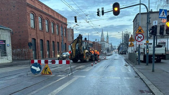 Piotrkowska w Łodzi otwarta dla samochodów. Prace przy torowisku jednak nadal trwają [ZDJĘCIA]