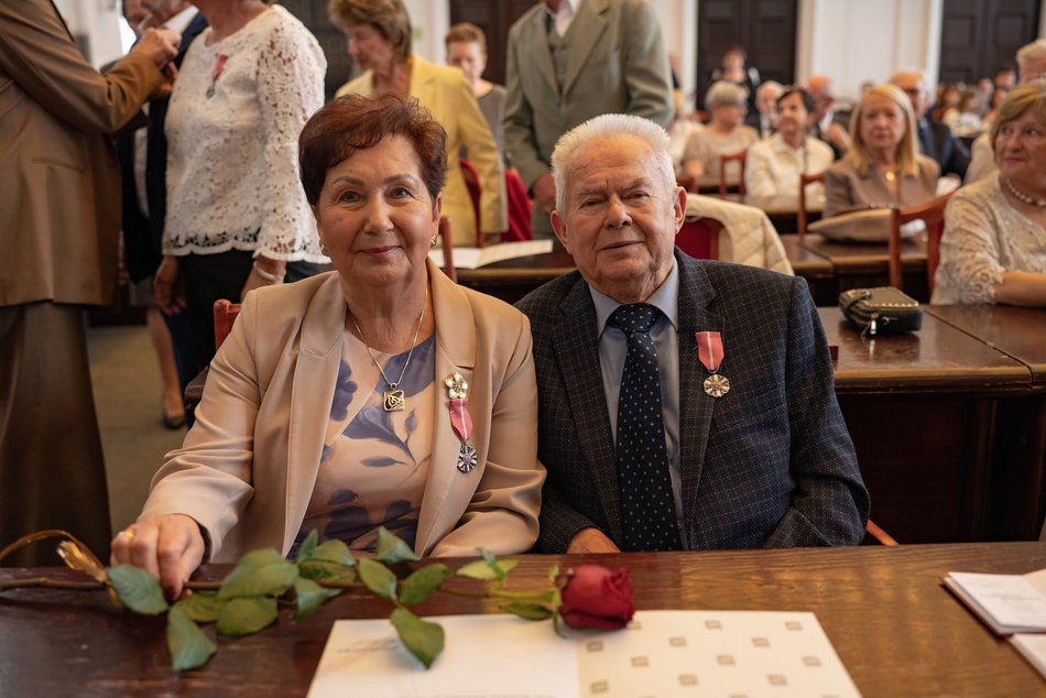 Łódź. Medale za długoletnie pożycie małżeńskie. Rekordziści świętują 63-lecie!