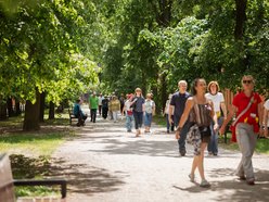 Łódź. Spacerowicze na Księżym Młynie i w Parku Źródliska w Łodzi. Recepta na udany weekend