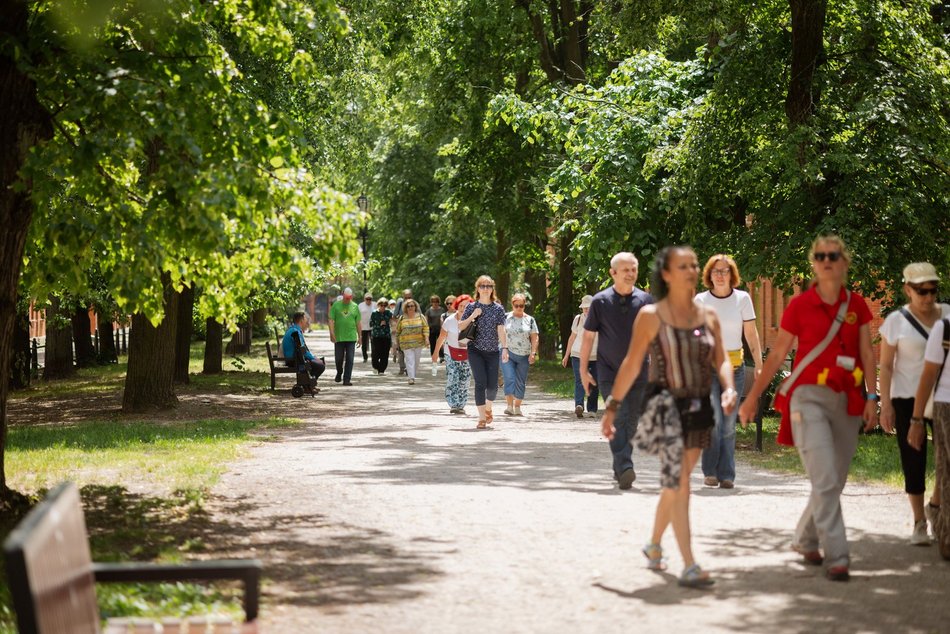 Łódź. Spacerowicze na Księżym Młynie i w Parku Źródliska w Łodzi. Recepta na udany weekend