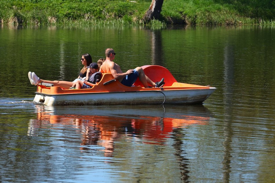 Łódź. Majówka na Stawach Stefańskiego w Łodzi. Słowiańska wioska, rowery wodne i grillowanie
