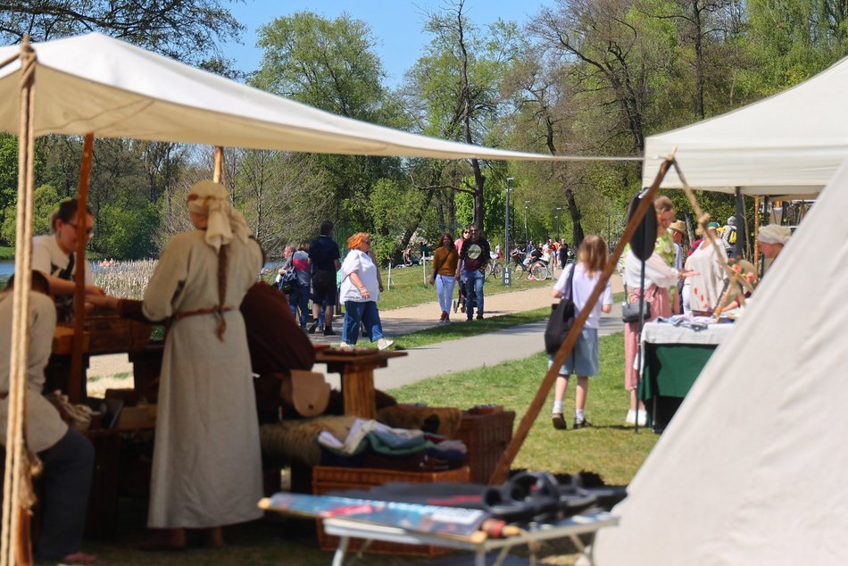 Łódź. Majówka na Stawach Stefańskiego w Łodzi. Słowiańska wioska, rowery wodne i grillowanie