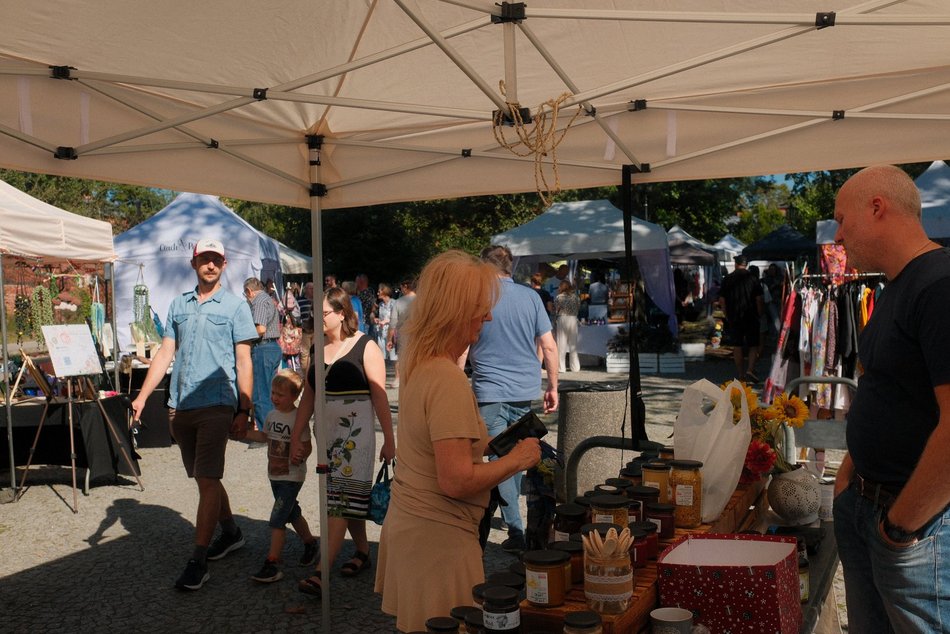 Łódź. Targ Staroci na Księżym Młynie w Łodzi. Unikatowe przedmioty, ceramika, biżuteria i tłumy łodzian