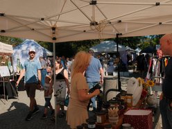 Łódź. Targ Staroci na Księżym Młynie w Łodzi. Unikatowe przedmioty, ceramika, biżuteria i tłumy łodzian