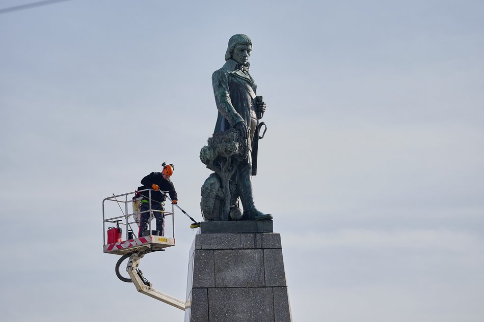 Plac Wolności. Mycie pomnika Tadeusza Kościuszki