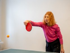 seniorzy grają w tenisa stołowego