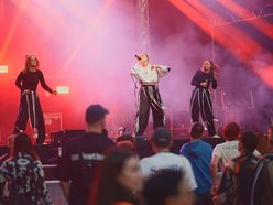 Sw@da x Niczos wystąpili na Great September 2025 w Łodzi. Koncert w pasażu Schillera