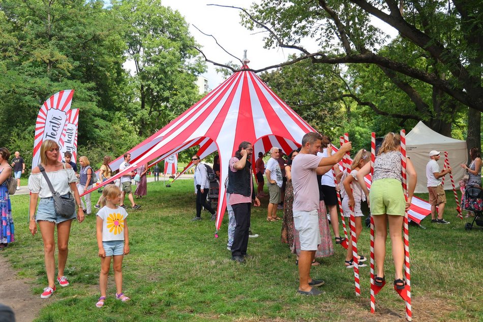 Cyrkowe warsztaty w parku Staromiejskim na 602. Urodzin Łodzi. Szczudła, sztuczki i hula hop!