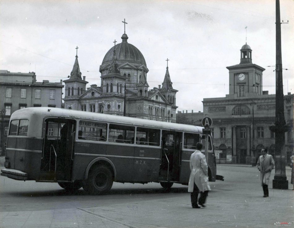 autobus na ulicy miasta