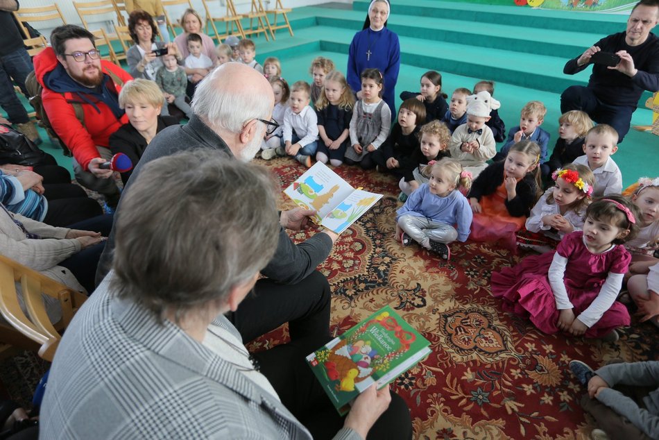 Mieszkańcy Domu Seniora czytają bajki i wiersze dzieciom w przedszkolu