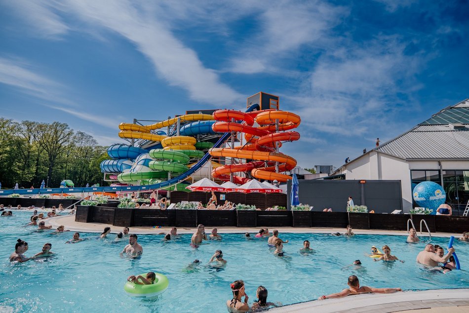 Aquapark Fala w majówkę - baseny zewnętrzne, zjeżdżalnia kamikaze