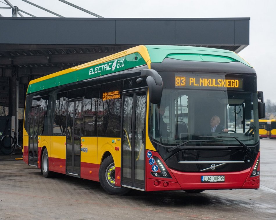 nowy autobus elektryczny w zajezdni