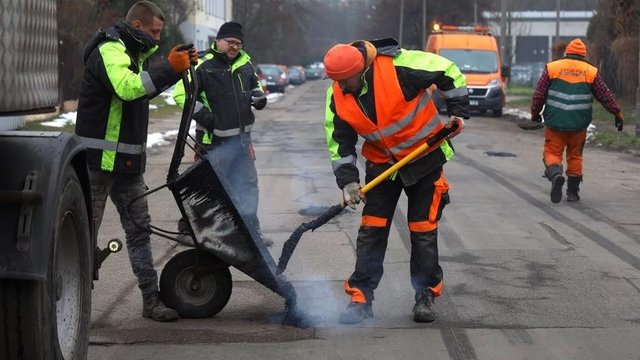 Raport z dróg w Łodzi. Drogowcy wracają łatać ubytki po przerwie spowodowanej śnieżycami