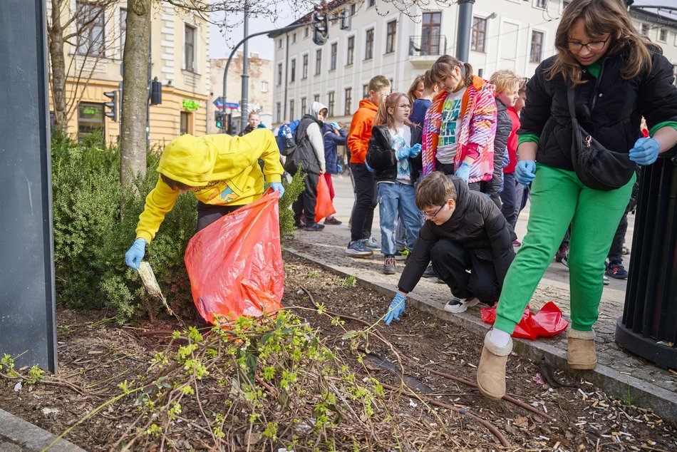 Uczniowie Szkoły Podstawowej nr 70 sprzątają Łódź
