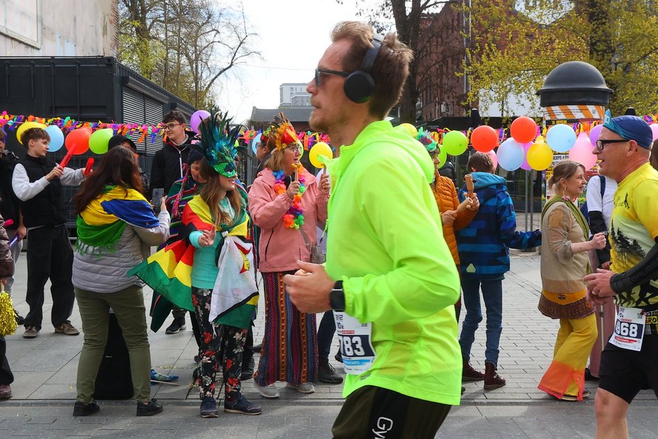 Łódź. Strefa kibica na DOZ Maraton Łódź 2026. Jak Łodzianie dopingowali biegaczy?