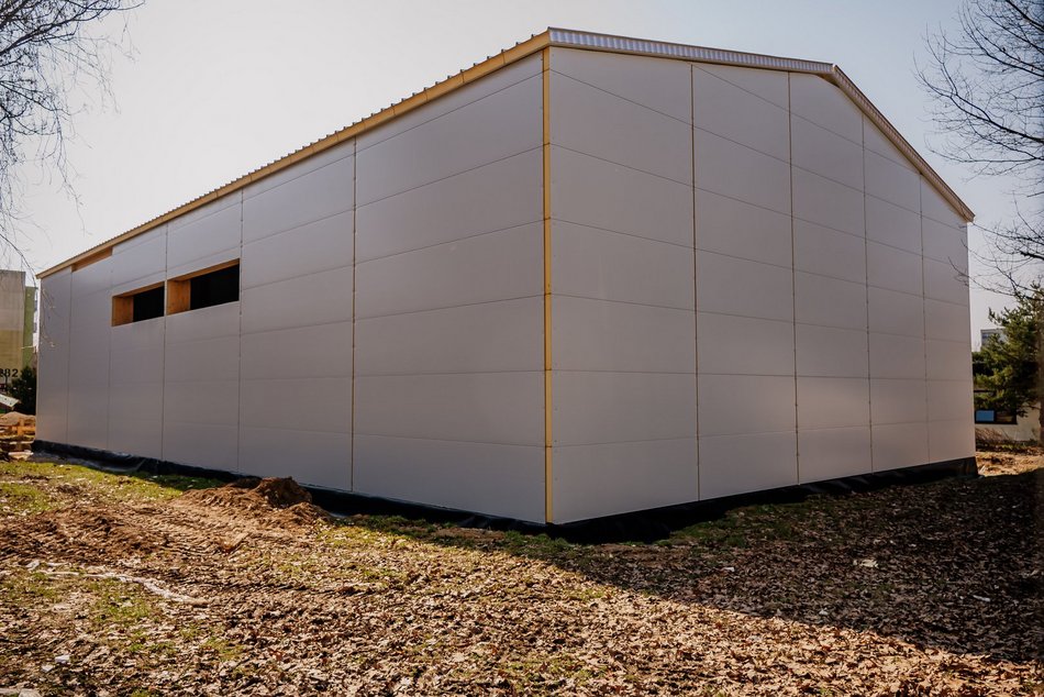 Łódź. Nowa hala sportowa przy Szkole Podstawowej nr 67 w Łodzi pnie się w górę. Kiedy otwarcie?