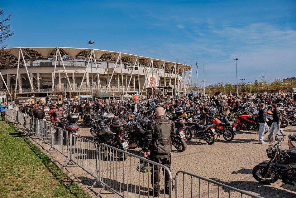 Łódź. Motocykliści opanowali Łódź! Otwarcie sezonu pod Atlas Areną i parada przez miasto
