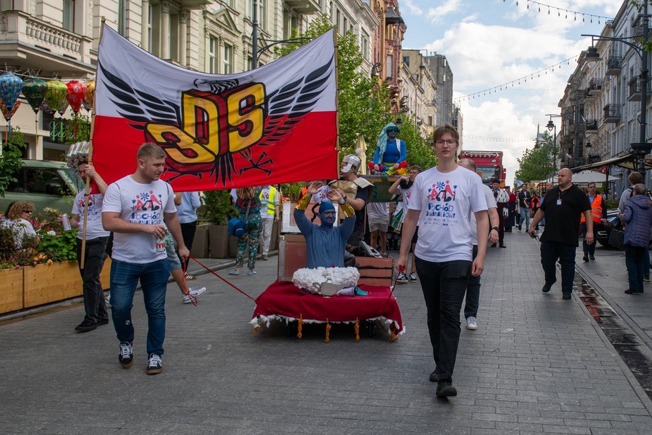 Łódź. Juwenalia 2025 w Łodzi. Kolorowy pochód studentów przeszedł Piotrkowską!