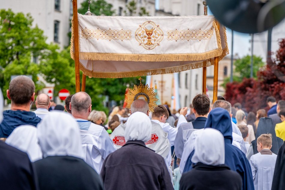 Łódź. Boże Ciało w Łodzi. Procesja z kościoła Matki Boskiej Zwycięskiej przeszła ulicami miasta
