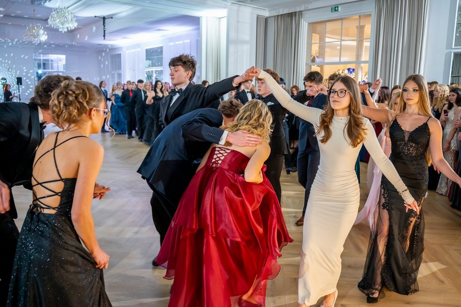 Łódź. Studniówka IV LO w Łodzi. Kreacje, które zapierały dech i radość na twarzach młodzieży