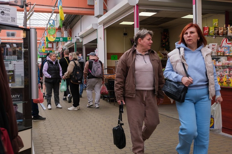 Łódź. Przedświąteczne zakupy na Rynku Bałuckim