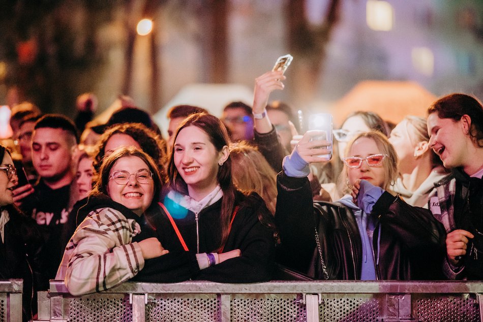 Łódź. Juwenalia 2025 w Łodzi. Pierwsze koncerty na Lumumbowie przyciągnęły tłumy