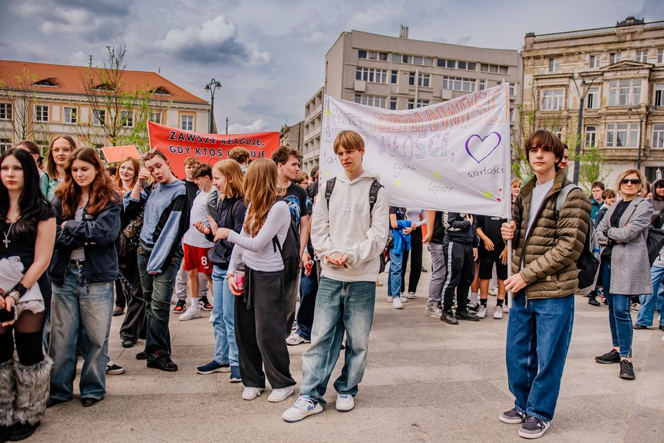 Łódź. Marsz Przeciwko Przemocy i Hejtowi przeszedł Piotrkowską. Uczniowie w ważnej sprawie!