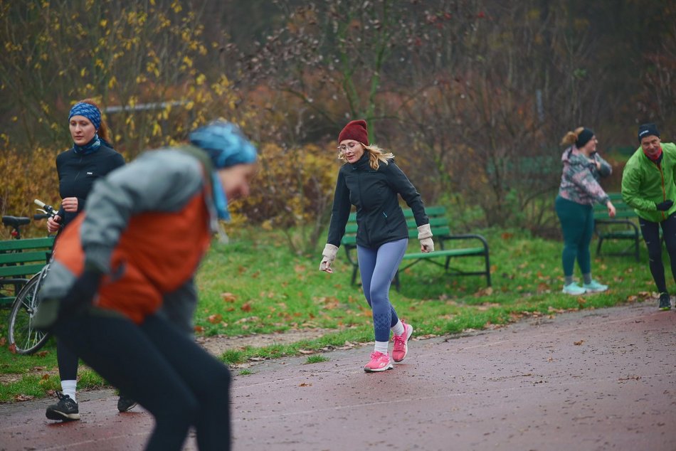 Łódź. Slow jogging w parku Julianowskim. Biegaczom z Łodzi niestraszna jesienna aura
