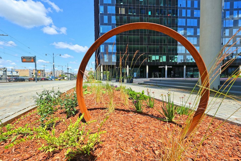 Łódź. Zieleń przy Bramie Miasta w Łodzi. Chwila oddechu w samym centrum