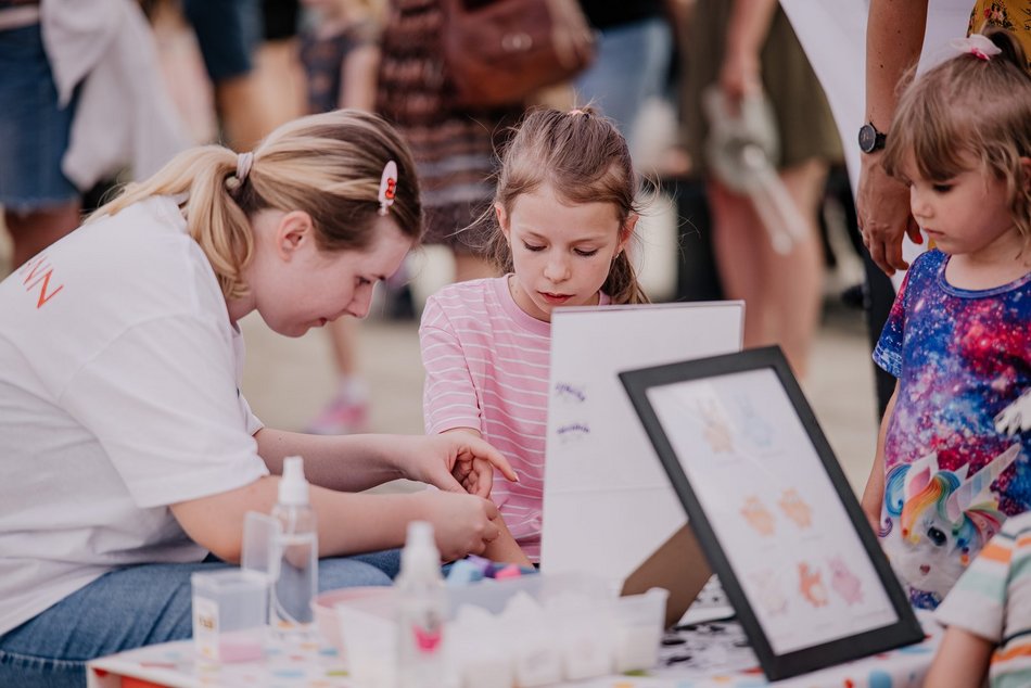 Łódź. Miejski Dzień Dziecka 2025 w Łodzi. Majka Jeżowska, dmuchańce i pokazy [ZDJĘCIA]