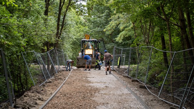 Droga rowerowa na Księżym Młynie. Postęp prac w okolicach wiaduktu na Śmigłego-Rydza [ZDJĘCIA]