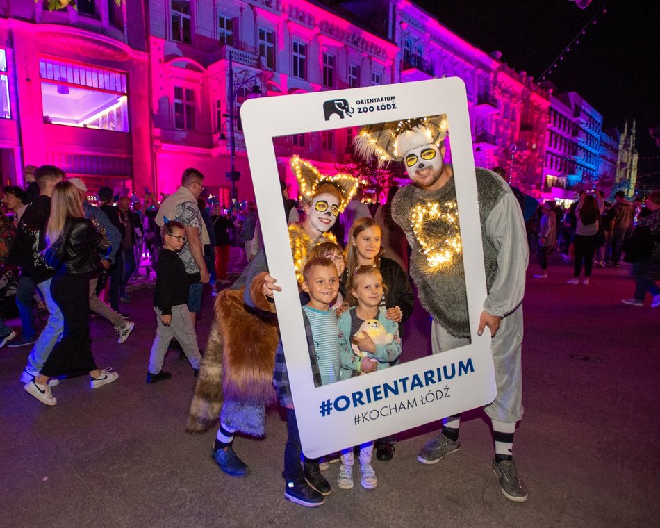 ludzie na festiwalu światła w Łodzi