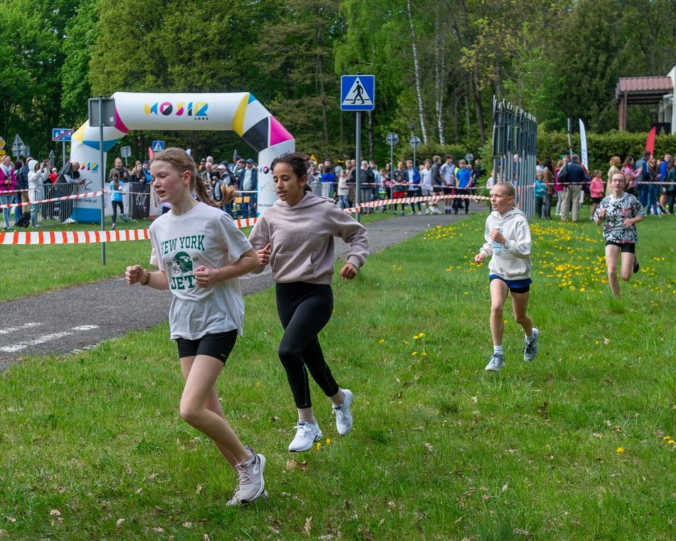 Łódź. XVII Bieg Olimpijczyków w parku Baden-Powella. Rywalizowali uczniowie szkół w Łodzi