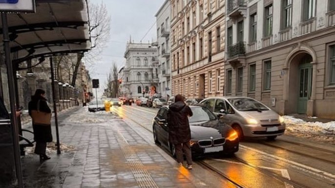 Czarne BMW zatrzymało ruch w centrum Łodzi. Zmiany tras MPK Łódź 