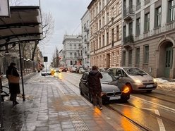 Czarne BMW zatrzymało ruch w centrum Łodzi. Zmiany tras MPK Łódź 