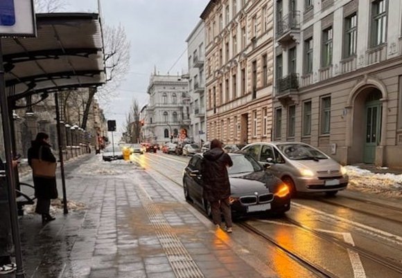 Czarne BMW zatrzymało ruch w centrum Łodzi. Zmiany tras MPK Łódź 