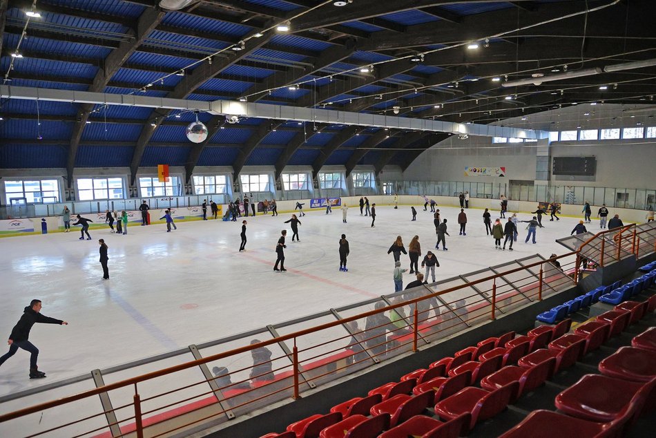 Łódź. Sezon na łyżwy w Łodzi trwa w najlepsze. Miejskie lodowiska MOSiR czekają na odwiedzających