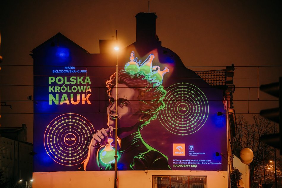 Łódź. Nowy mural Marii Skłodowskiej-Curie w Łodzi. Nie tylko pięknie wygląda, ale i świeci!