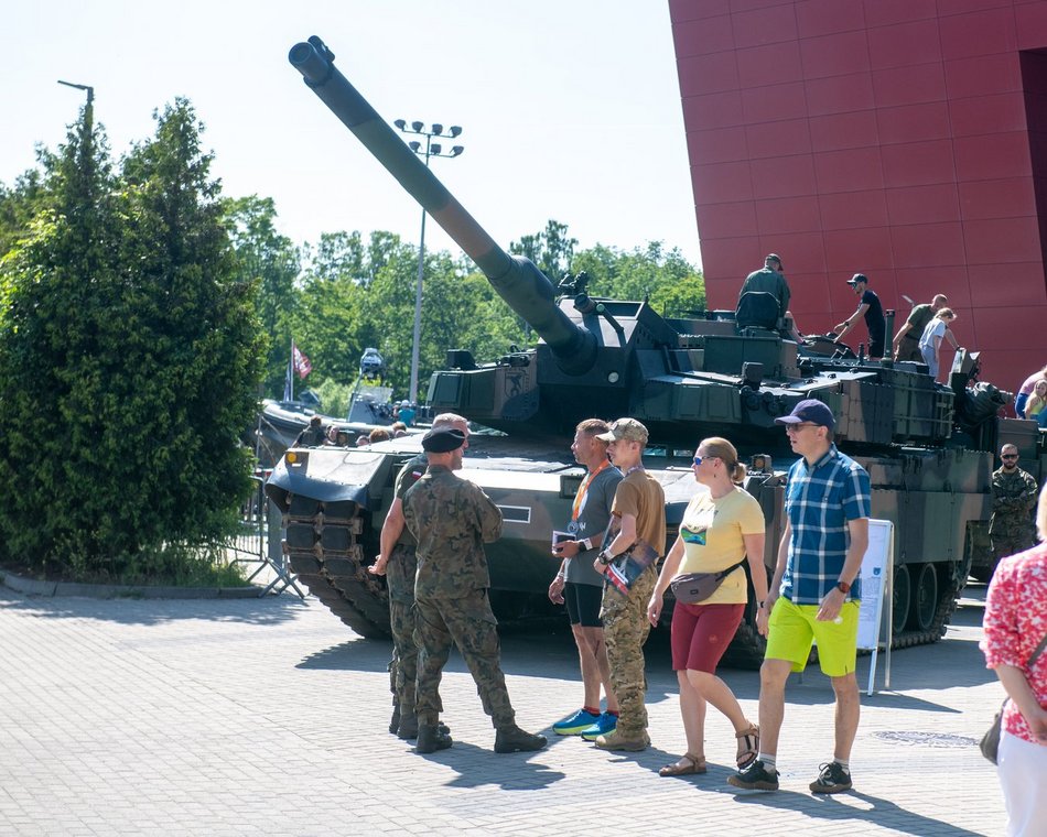 Wielka parada przed meczem Gortat Team vs NATO. Celebryci, żołnierze i sprzęt wojskowy