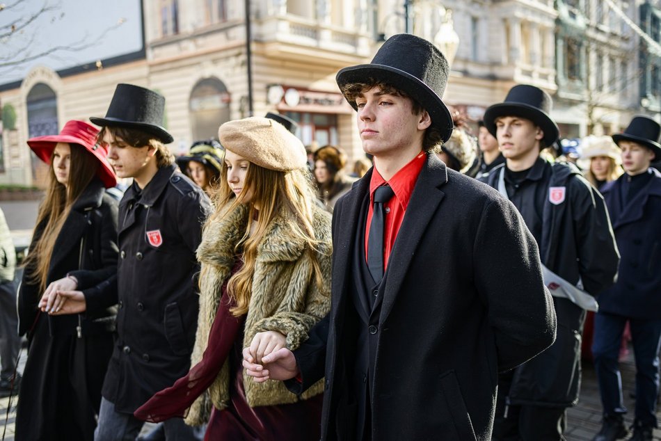 Łódź. Polonez dla Łodzi. Tłumy maturzystów zatańczyły na Piotrkowskiej. Razem z nimi łodzianie!