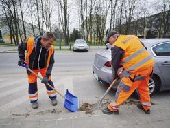 Łódź. Wielka akcja sprzątania w Łodzi nie zwalnia tempa! To przede wszystkim ciężka praca ludzi