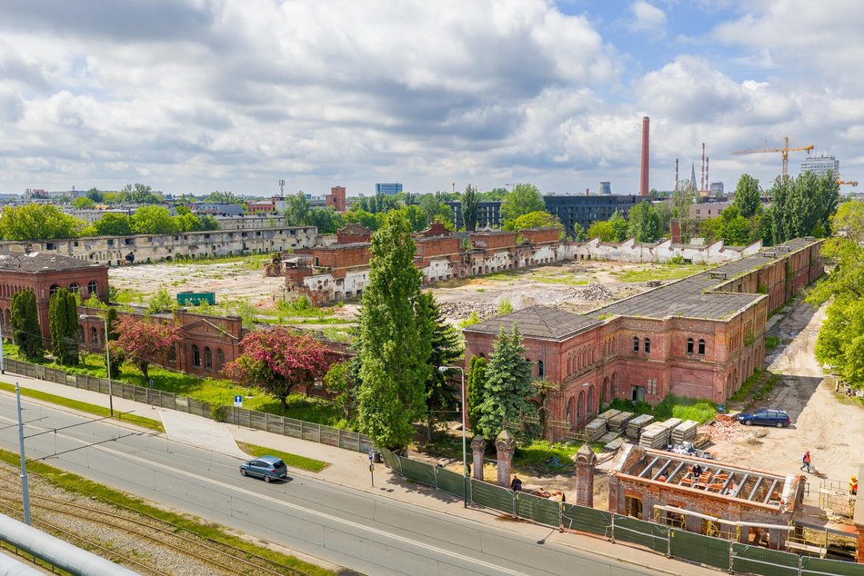 Łódź. Słynna fabryka Uniontex w Łodzi w trakcie remontu. Odwiedził ją Jan Paweł II