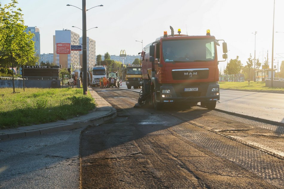 Łódź. Wieczorny remont Rokicińskiej w Łodzi. Kiedy drogowcy położą nowy asfalt?